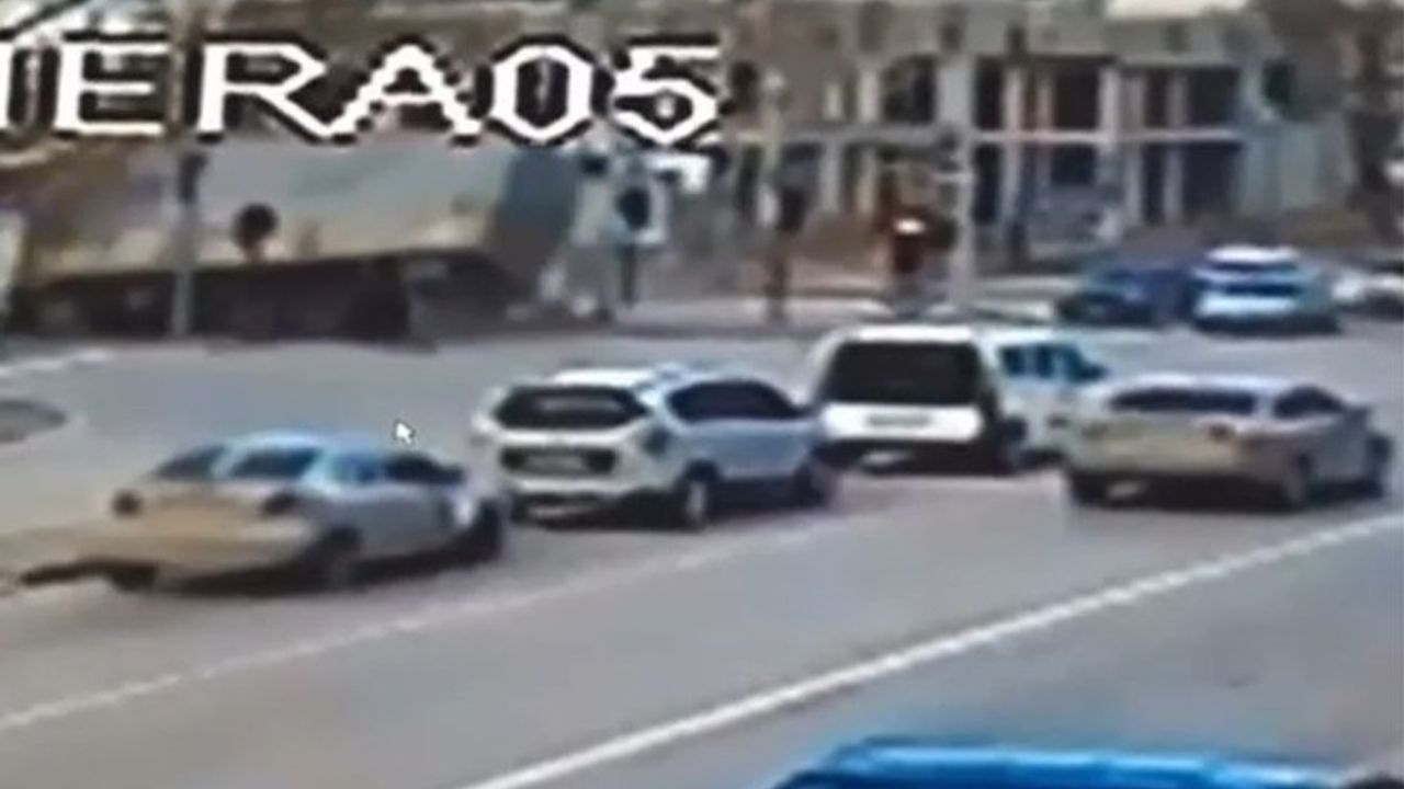 Bursa’da kamyonun devrilme anı kameralarda