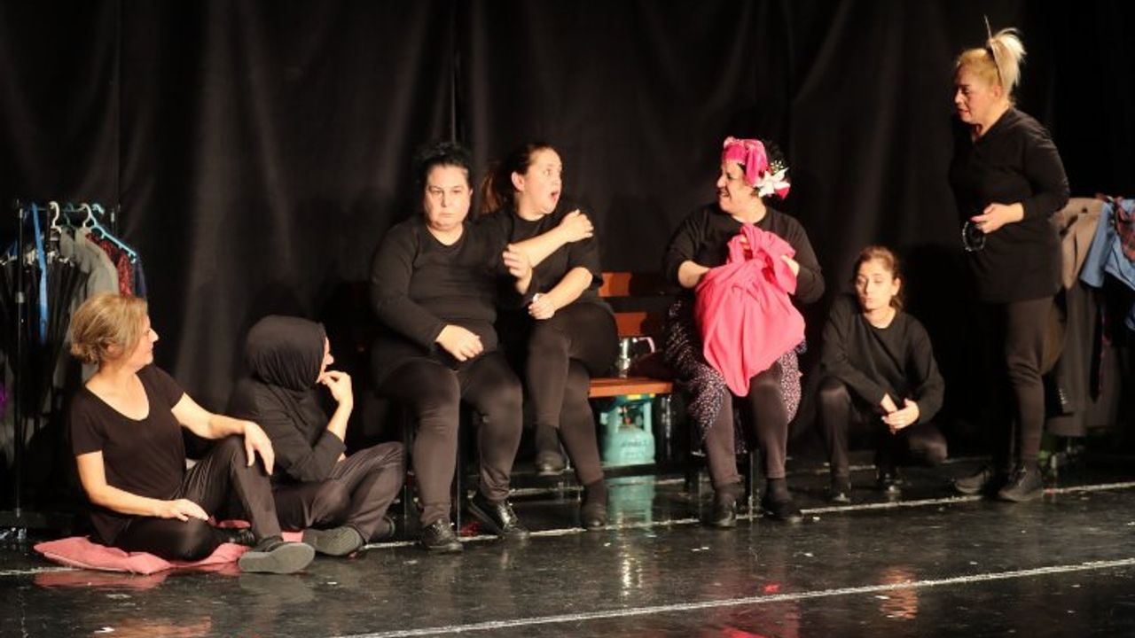 Çınar Kadın Tiyatrosu farklı oyunuyla izleyenleri büyüledi