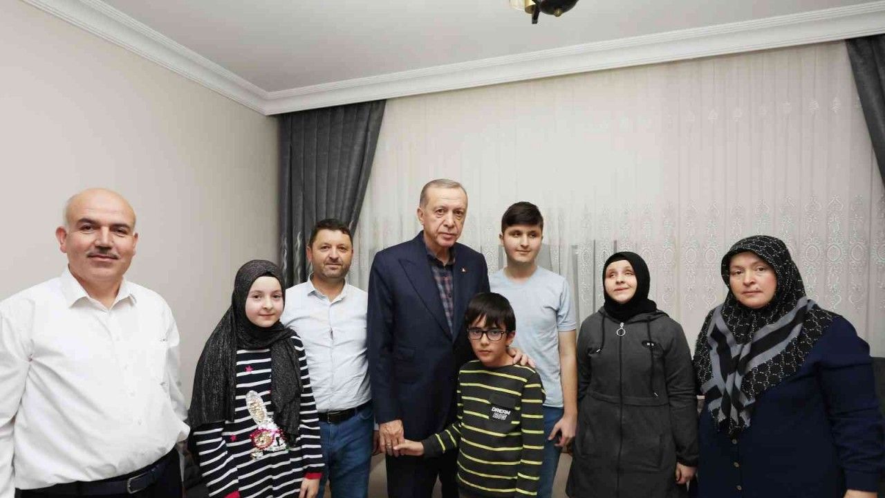 Cumhurbaşkanı Erdoğan, görme engelli hafız Ravzanur’u evinde ziyaret edip çay içti