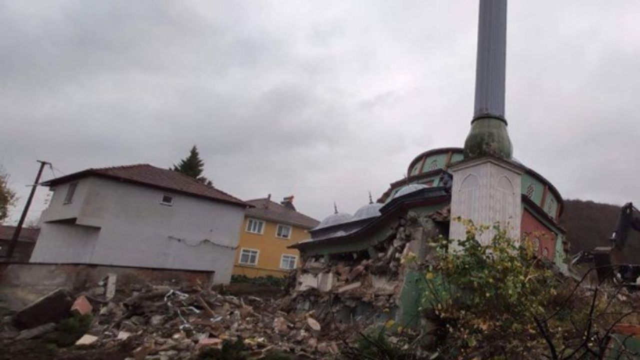 Depremde hasar gören cami yıkıldı
