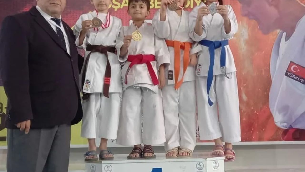 Eskişehirli karateciler Uşak’tan 8 madalyayla döndü