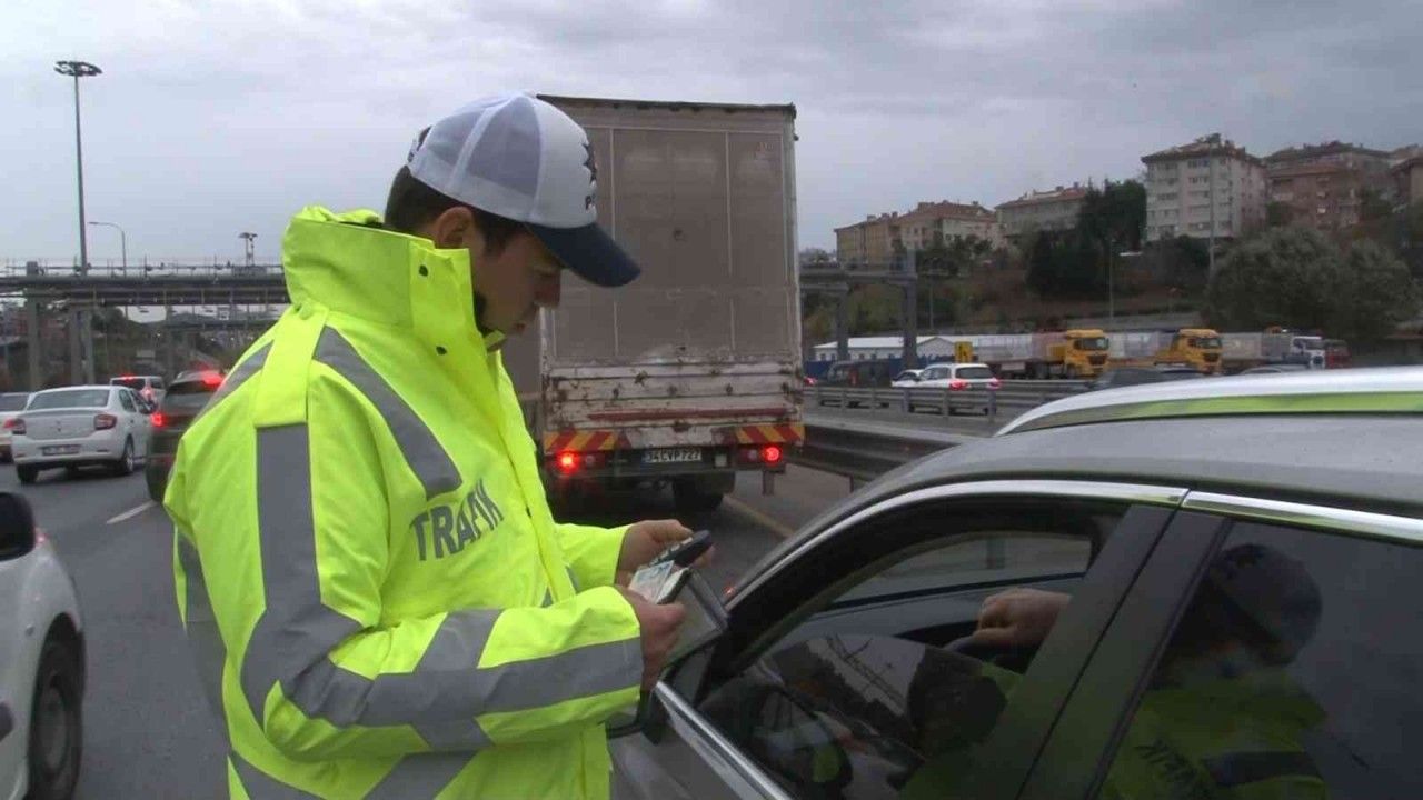 FSM Köprüsü girişinde çakar denetimi: Kurallara uymayan sürücülere cezai işlem uygulandı