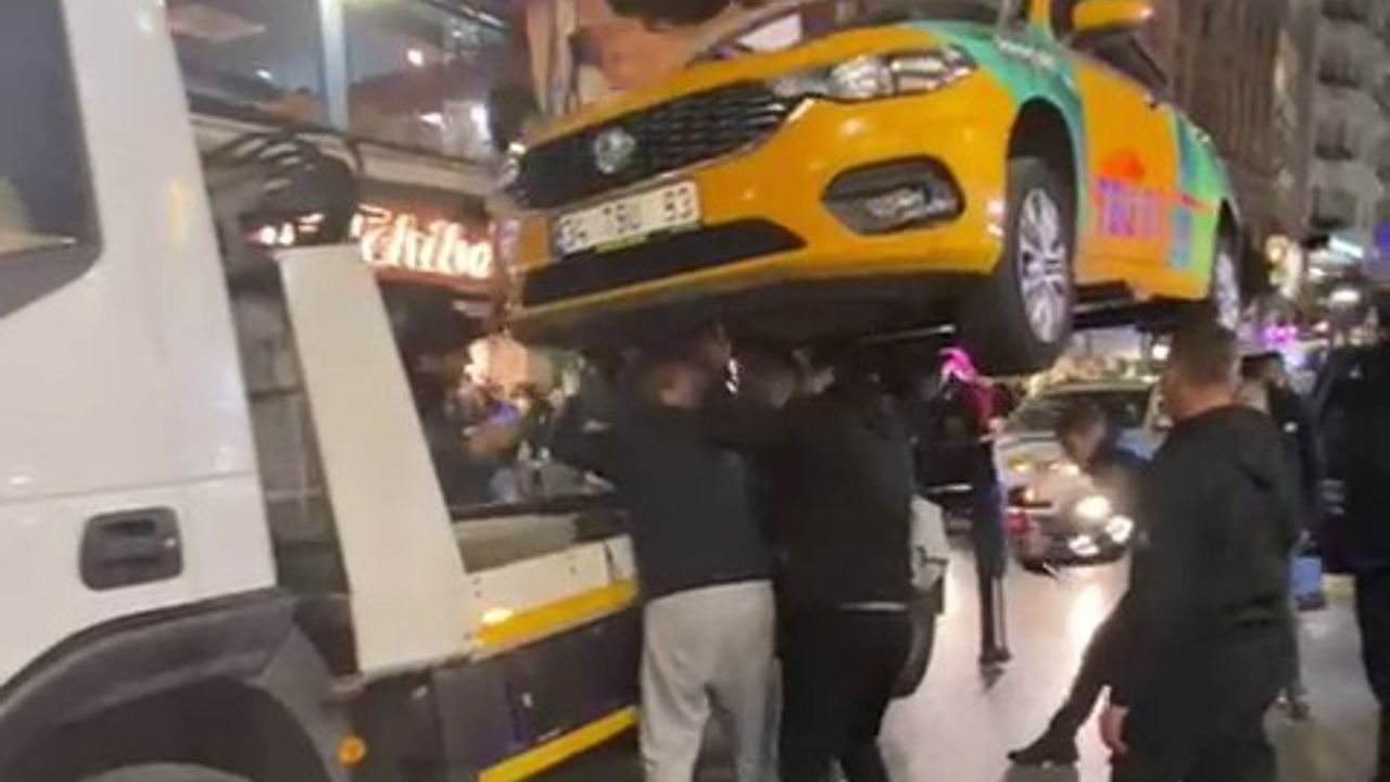 İstanbul’da ilginç kedi kurtarma operasyonu kamerada: Çekiciyle taksiyi kaldırıp kediyi kurtardılar