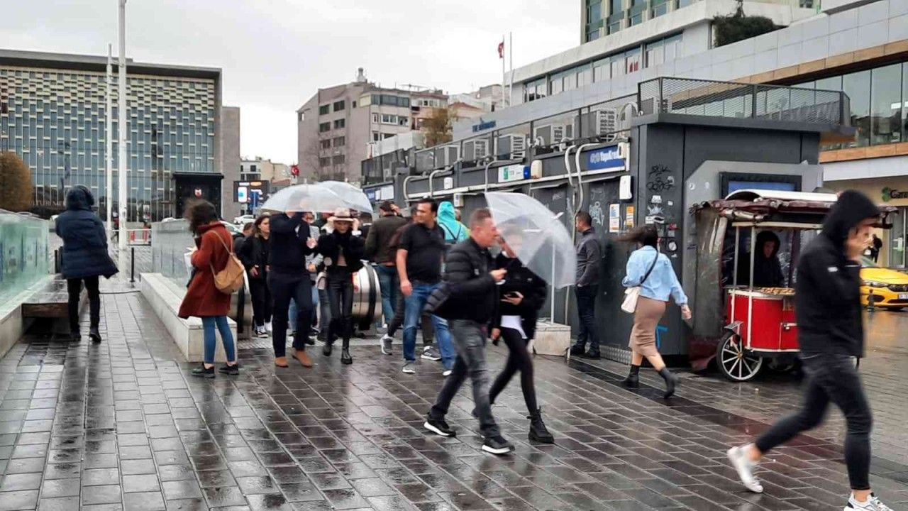İstanbul’da yağmur ve şiddetli rüzgar başladı