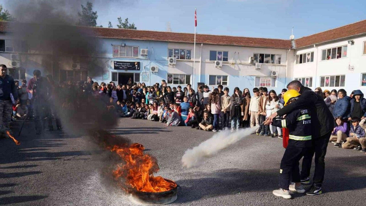 İtfaiyecilerden ortaokul öğrencilerine yangın eğitimi