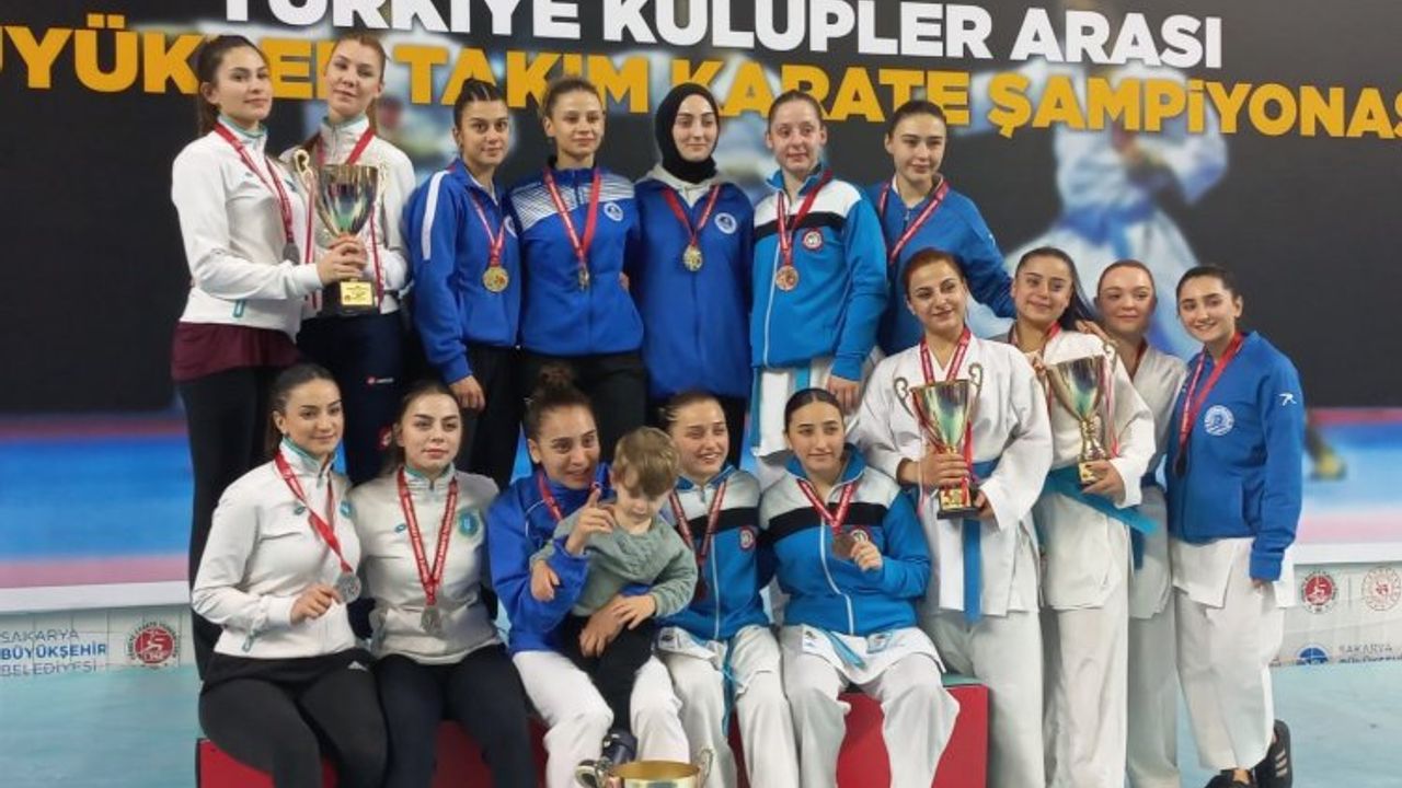 Kağıtsporlu karatecilerden çifte Türkiye Şampiyonluğu