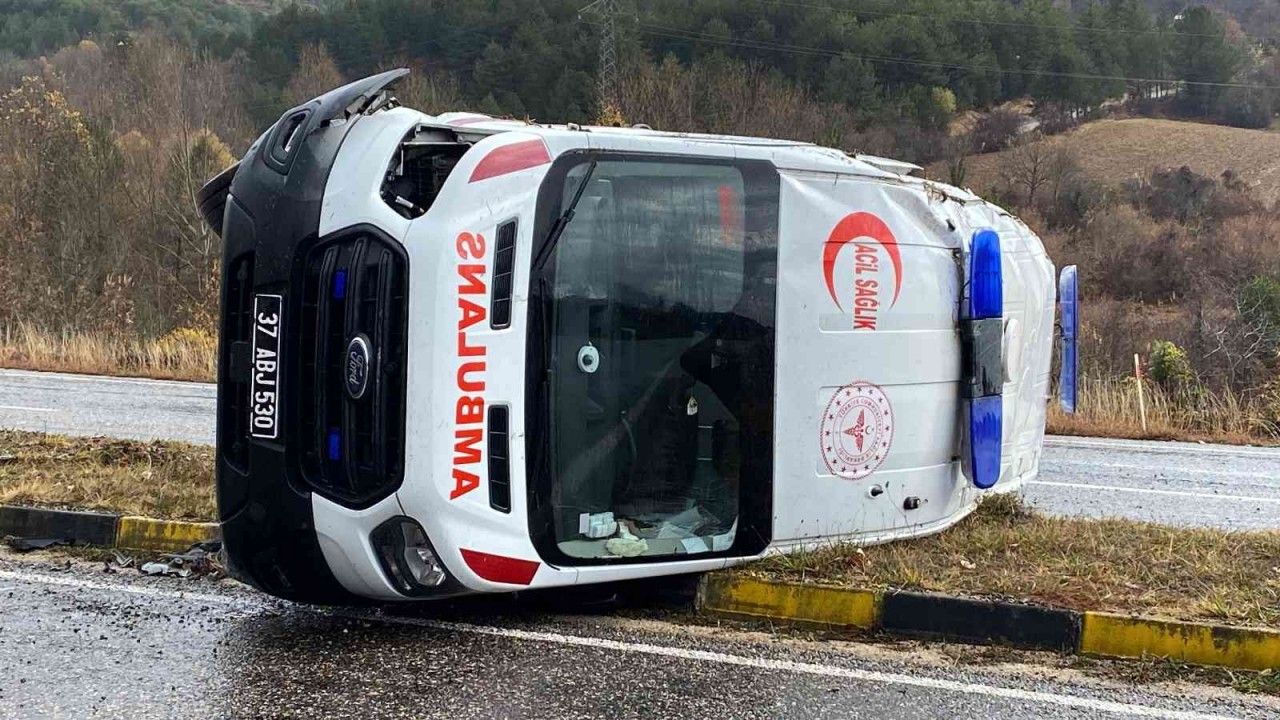 Kastamonu’da ambulans devrildi: 3 yaralı