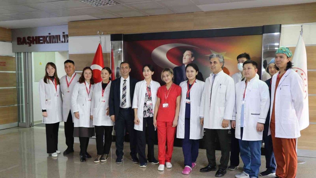 Kazakistan’dan gelen asistan doktorlar Mengücek Gazi Eğitim ve Araştırma Hastanesinde eğitim görüyor