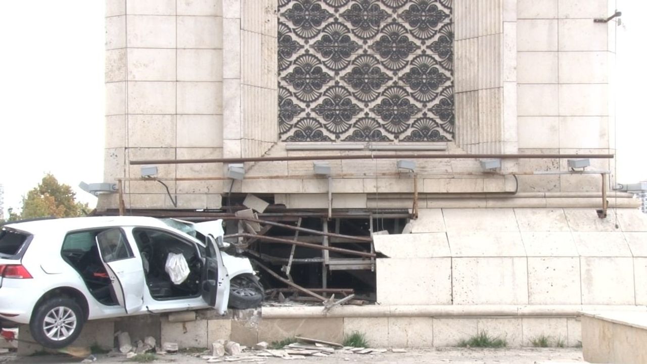Kontrolden çıkan araç Ankara’nın kapısına çarptı
