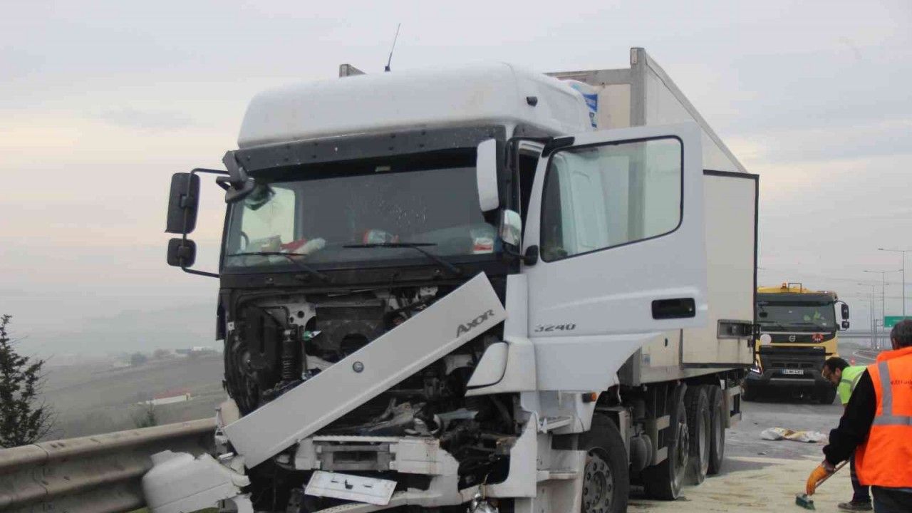 Kuzey Marmara Otoyolu’nda kamyon tıra arkadan çarptı: 3 yaralı