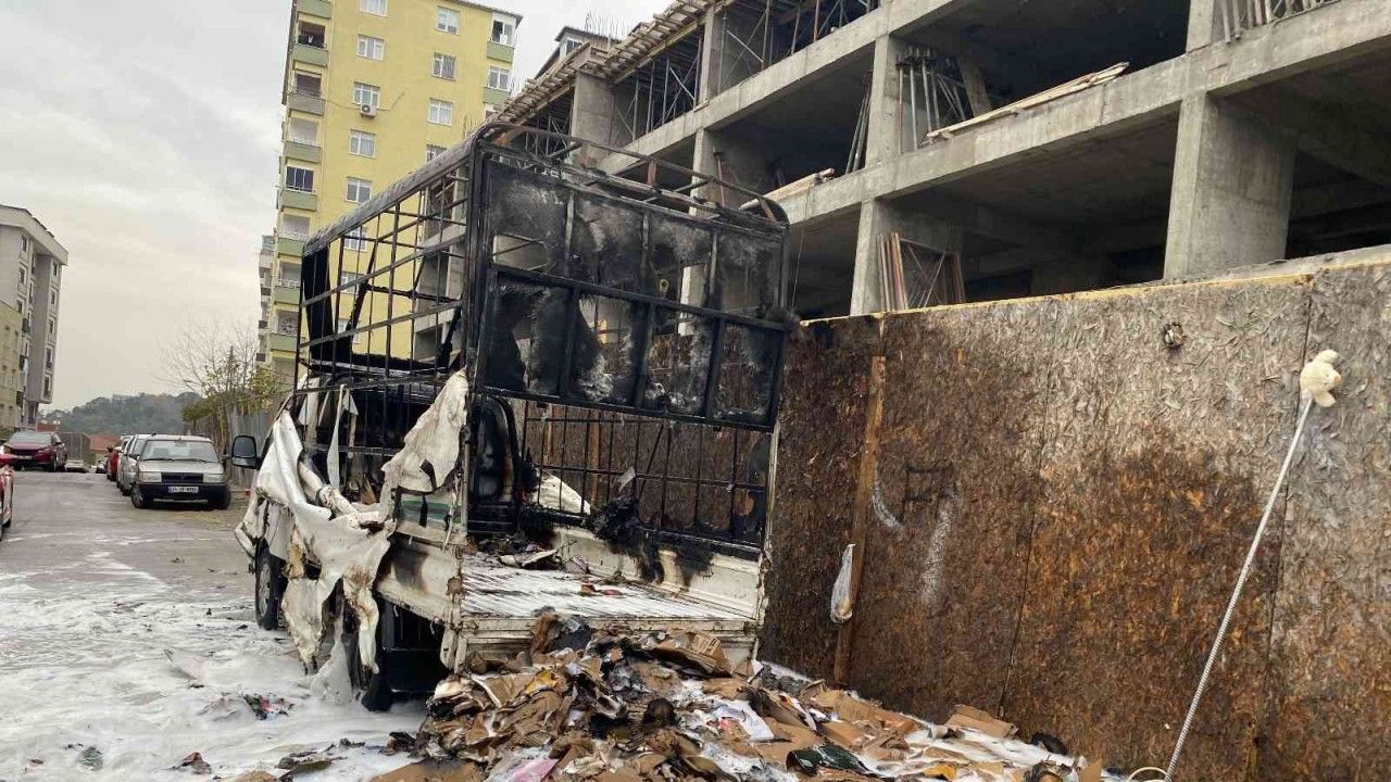 Maltepe’de kağıt yüklü kamyonet alev alev yandı