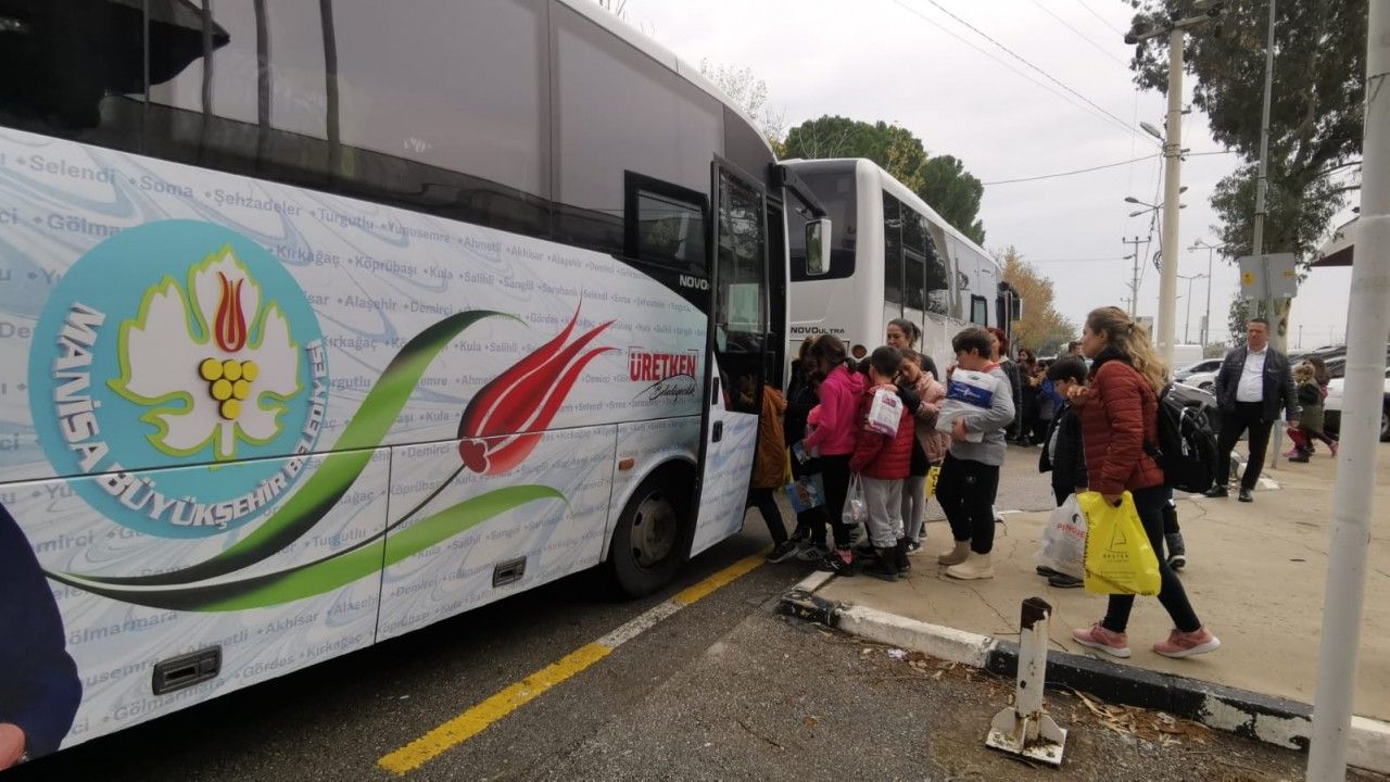 Manisa Büyükşehir Belediyesinden kitap fuarına otobüs desteği