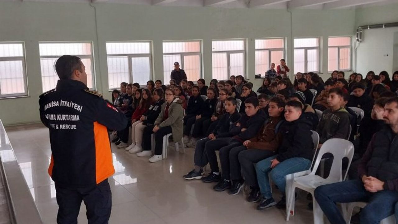 Manisa İtfaiyasi Gölmarmara'da öğrencilerle buluştu