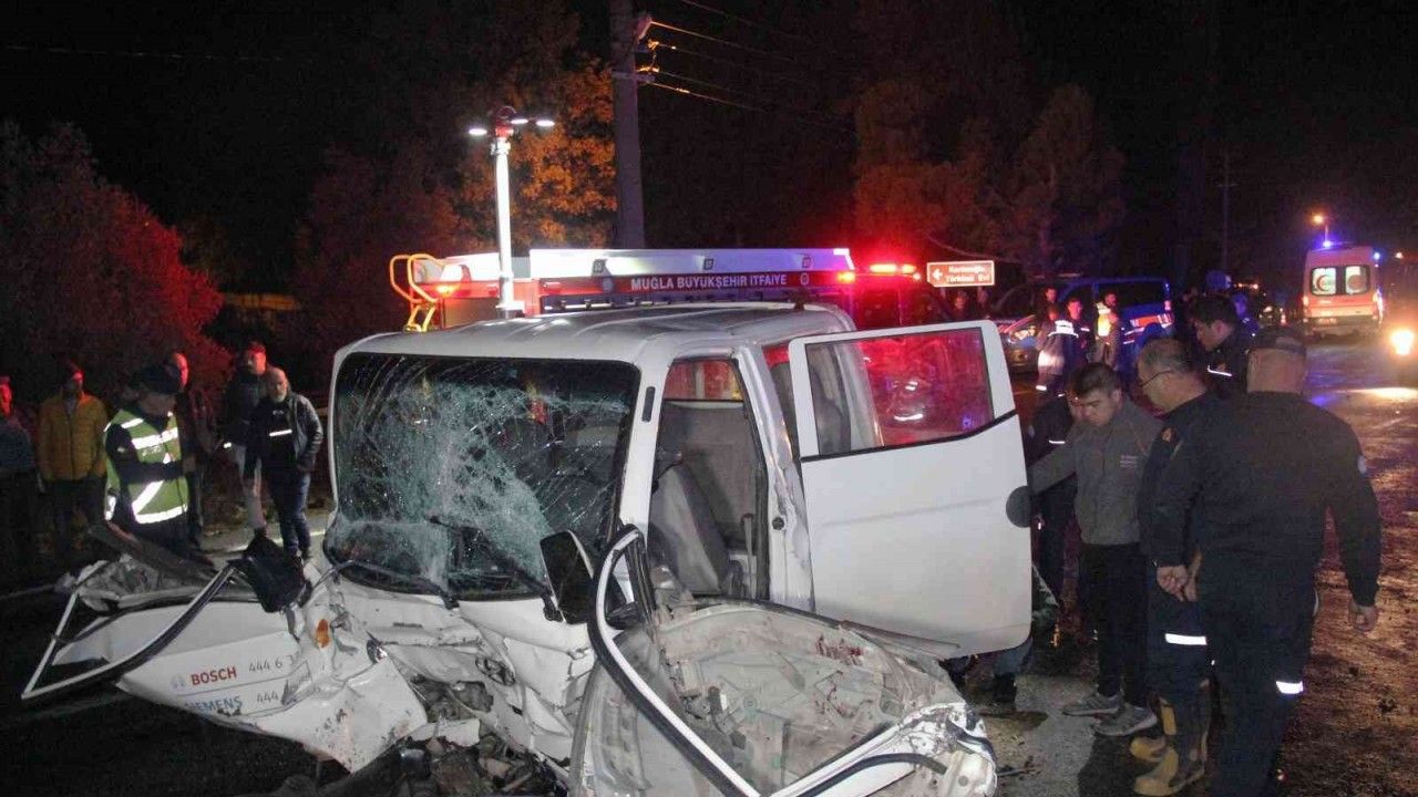 Muğla’da kamyonet minibüsle çarpıştı: 22 yaralı