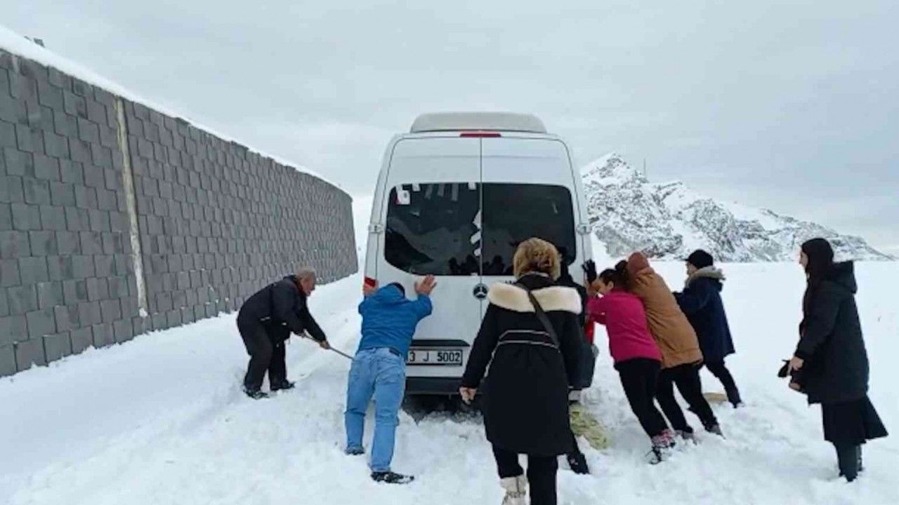 Nemrut Dağı’nda mahsur kalan 14 turist kurtarıldı