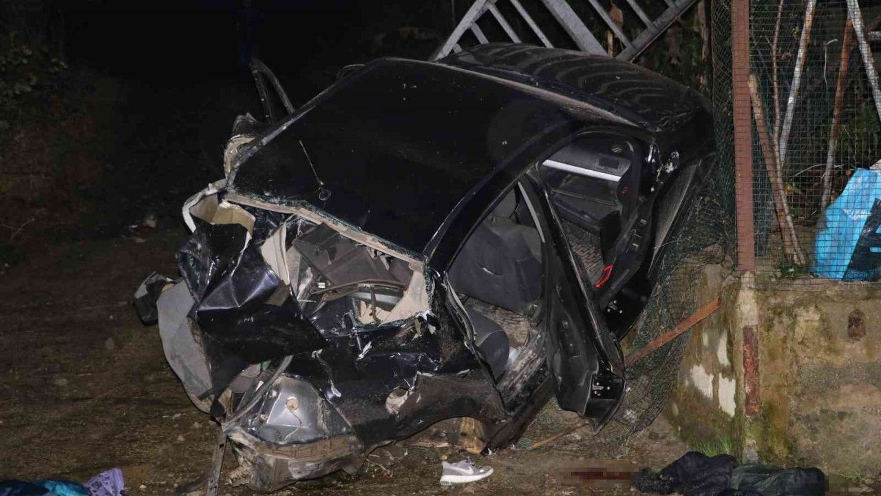 Rize’de bariyerlere çarpan araç 3 metrelik duvardan düştü: 2 ölü, 3 ağır yaralı