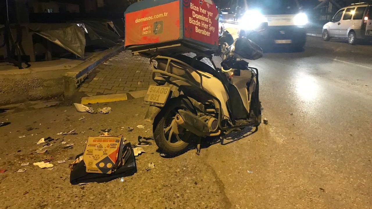 Servis minibüsü ile motosiklet çarpıştı: Domino’s Pizza kuryesi ağır yaralandı