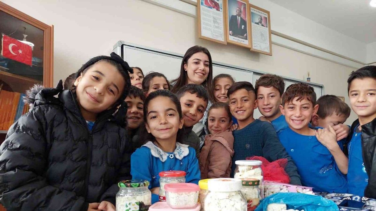 Siirtli çocuklardan öğretmenlerine yöresel peynirle kutlama: Hem gülümsetti, hem duygulandırdı