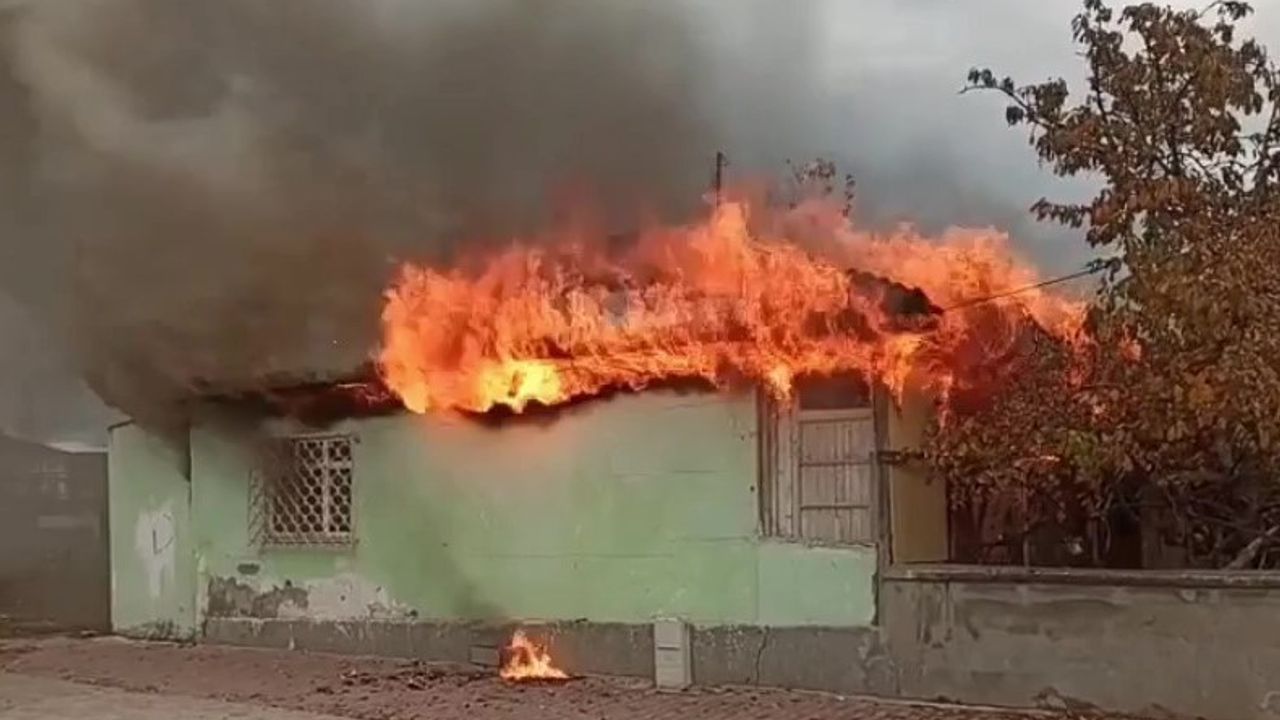 Yangında canları dışında her şeylerini kaybeden aile yardım bekliyor