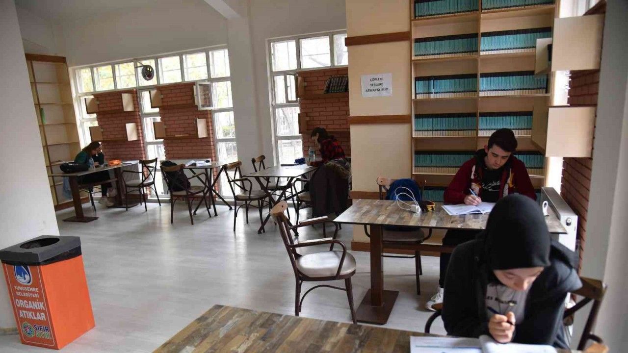 Yunusemre’de kütüphaneler kitapseverlerin uğrak noktası oluyor
