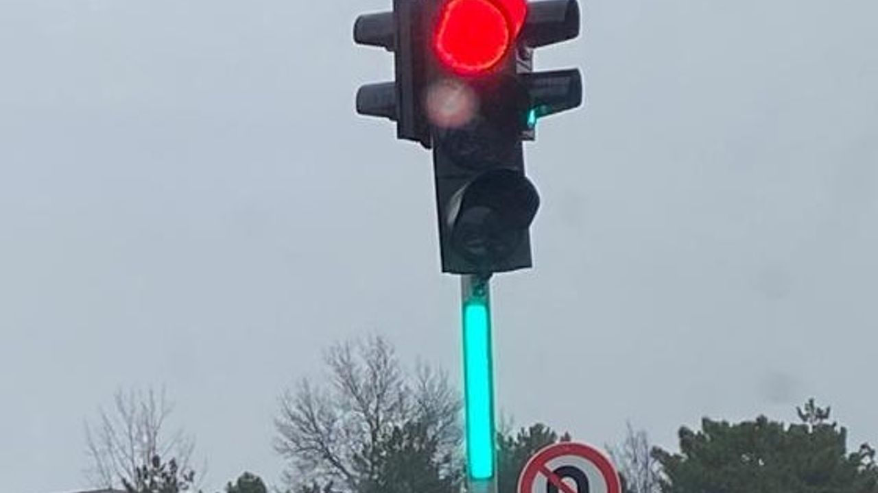 Akıllı kavşakta trafik ışığının kafası karıştı: Üstte kırmızı, altta yeşil yandı