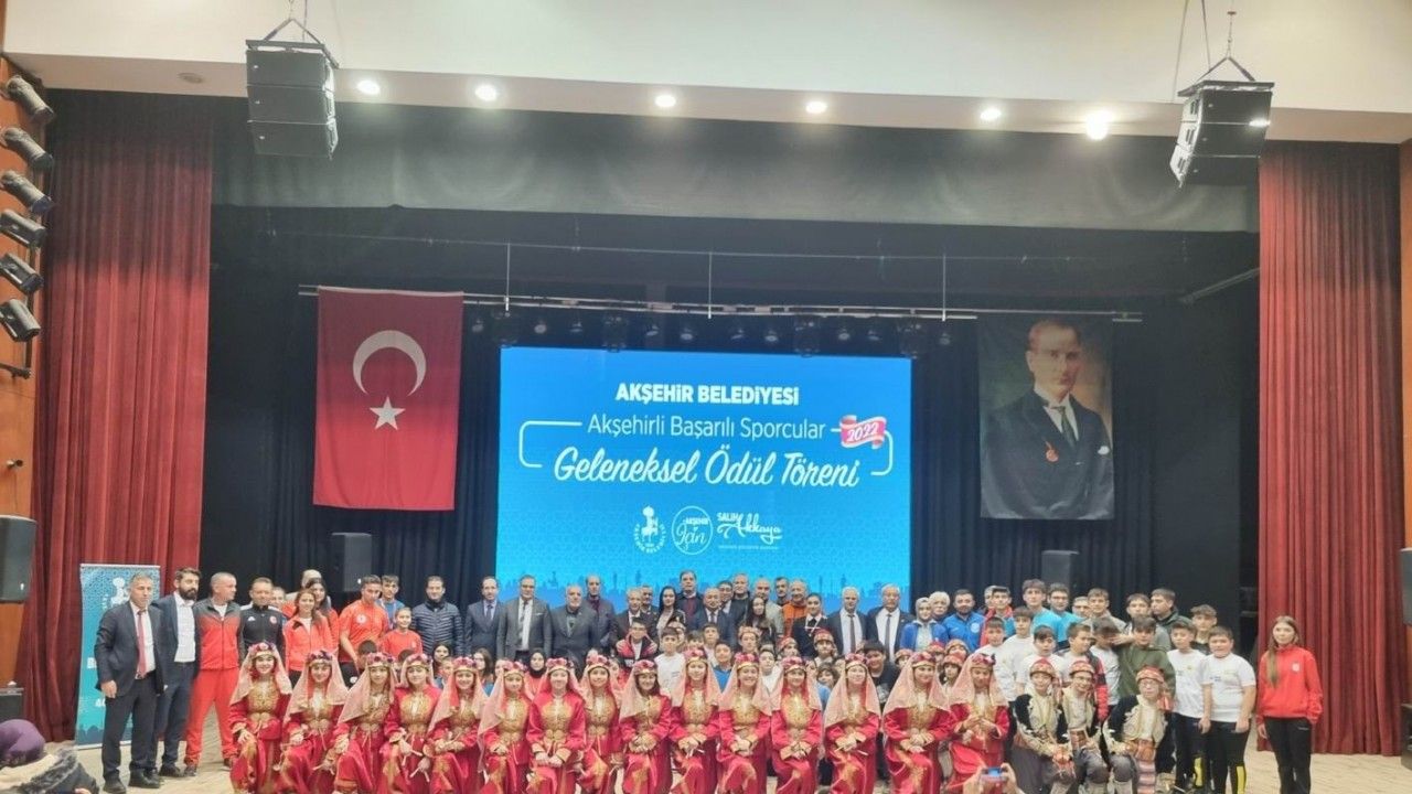 Akşehir Belediyesi başarılı sporcuları ödüllendirdi