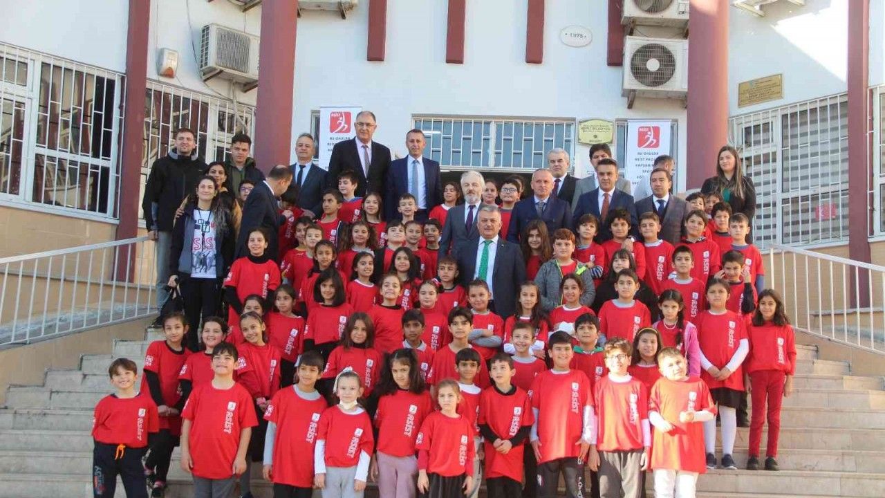 Antalya’da öğrencilere 1 yılda 40 bin spor malzemesi dağıtıldı