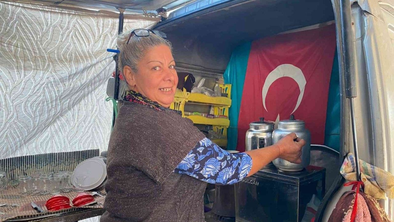 Antalya’da pazarcı esnafı, 10 yıldır güne Leyla ablalarının çayıyla başlıyor