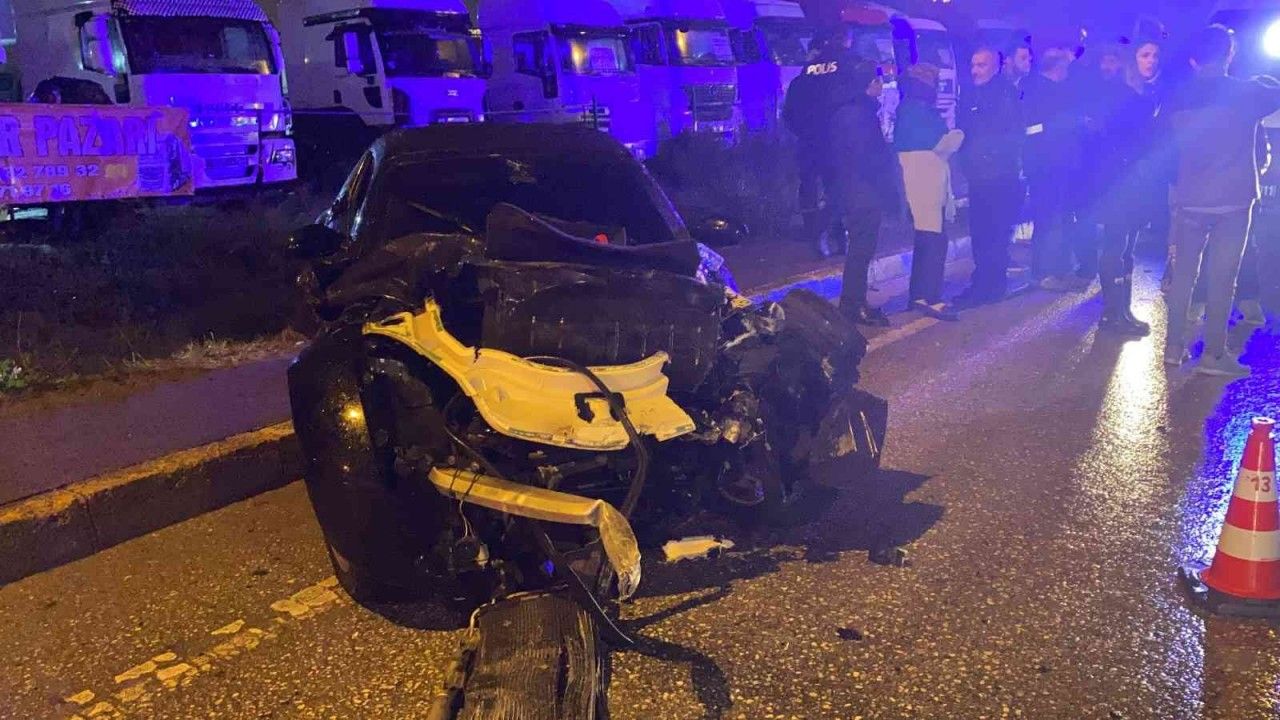 Ataşehir’de 3 aracın karıştığı kazada anne ile kızı yaralandı