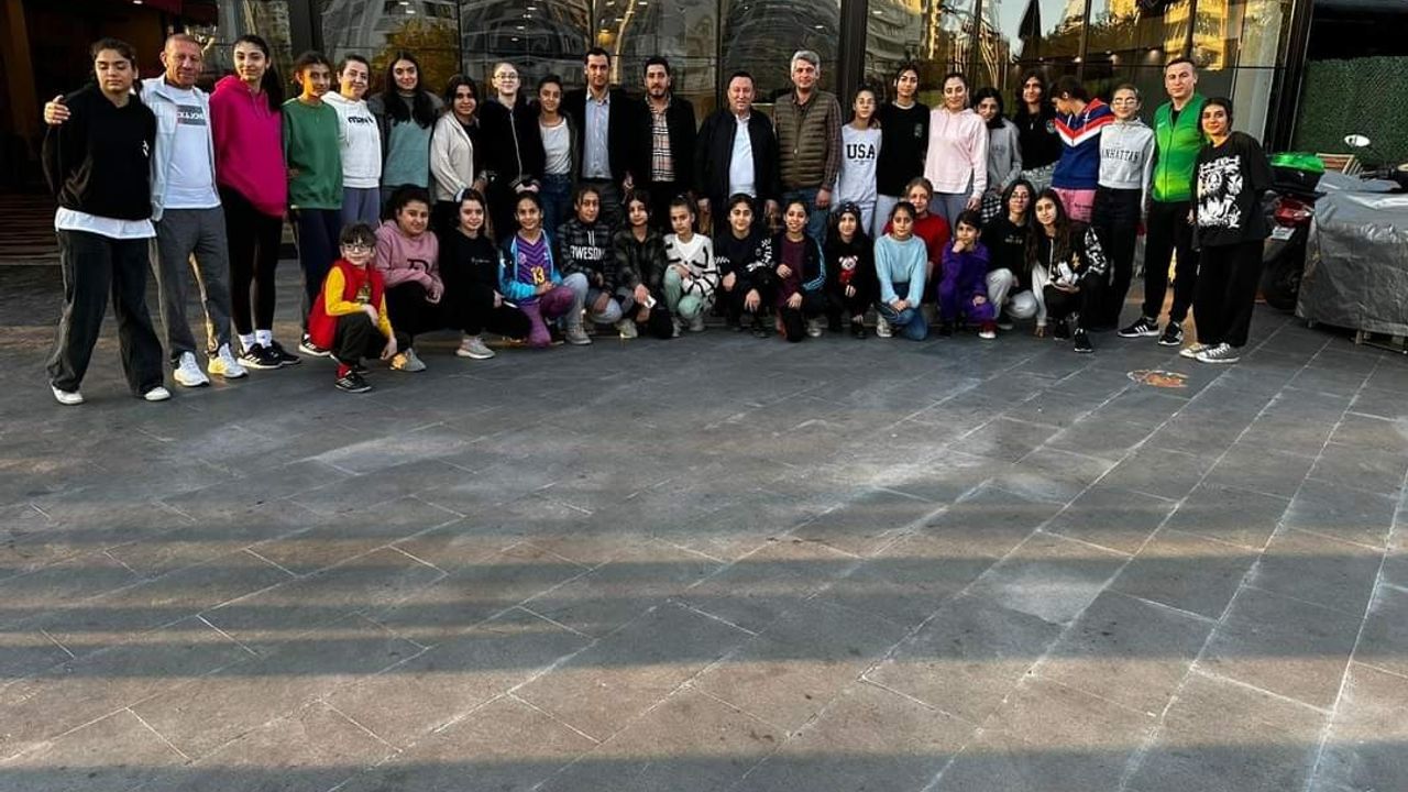 Bağlar Belediyespor’un yıldız voleybolcuları Diyarbakır şampiyonu