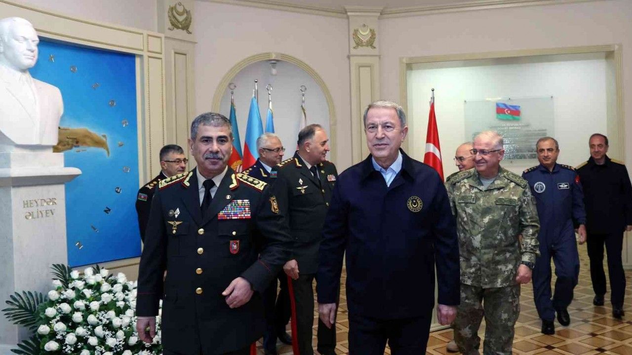 Bakan Akar için Azerbaycan Savunma Bakanlığı’nda askeri tören düzenlendi