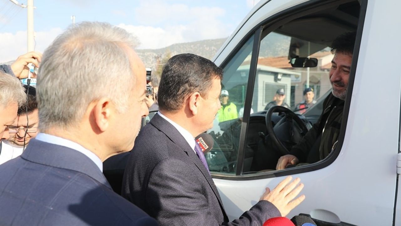 Burdur’da jandarma ve emniyet ekipleri tarafından kış lastiği denetimi