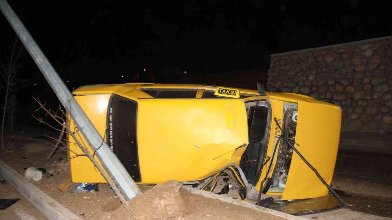 Elazığ’da aydınlatma direğine çarpan otomobil yan yattı: 3 yaralı