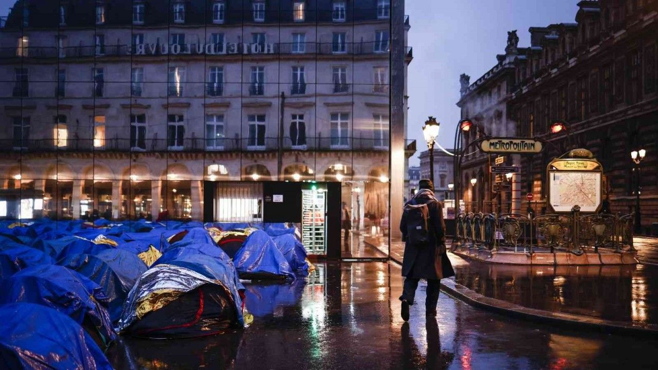 Fransa’da polis kaçak göçmenlerin kurduğu çadır kampı ablukaya aldı