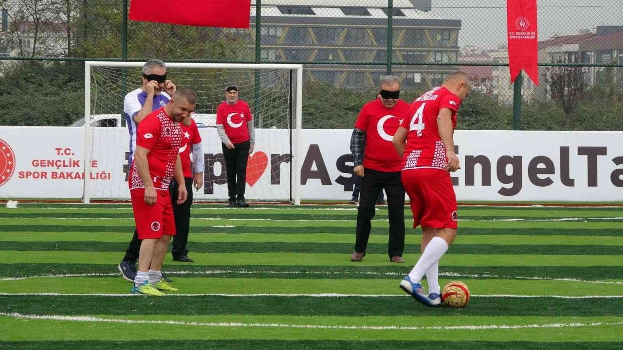 Görme engelli sporcular ile protokol arasında futbol maçı oynandı