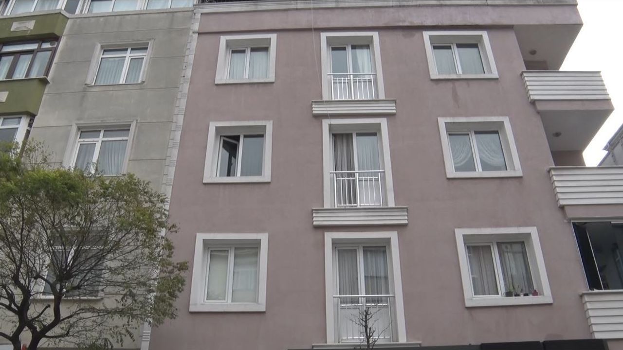 İstanbul’da akıl almaz olay kamerada: Çilingirle kapıyı açtırıp halasının evini soydu