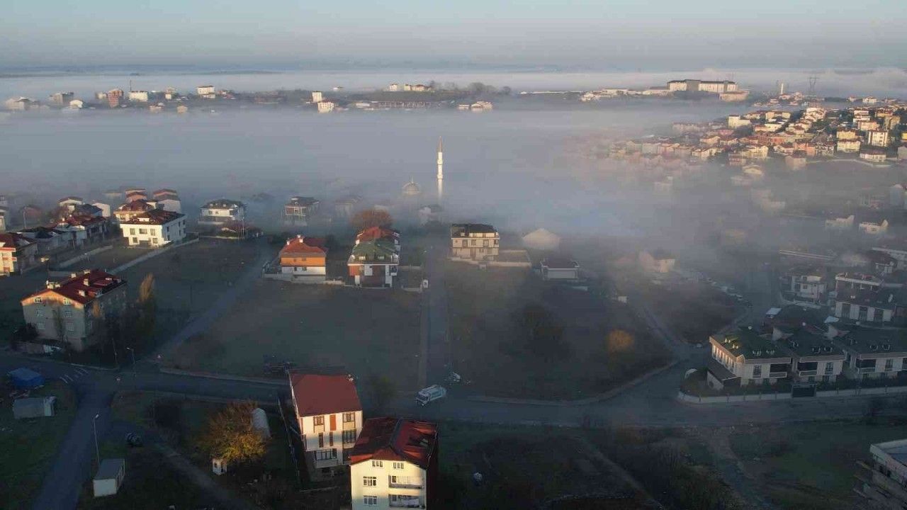 İstanbul’da sis bulutlarının kapladığı ilçe  havadan görüntülendi