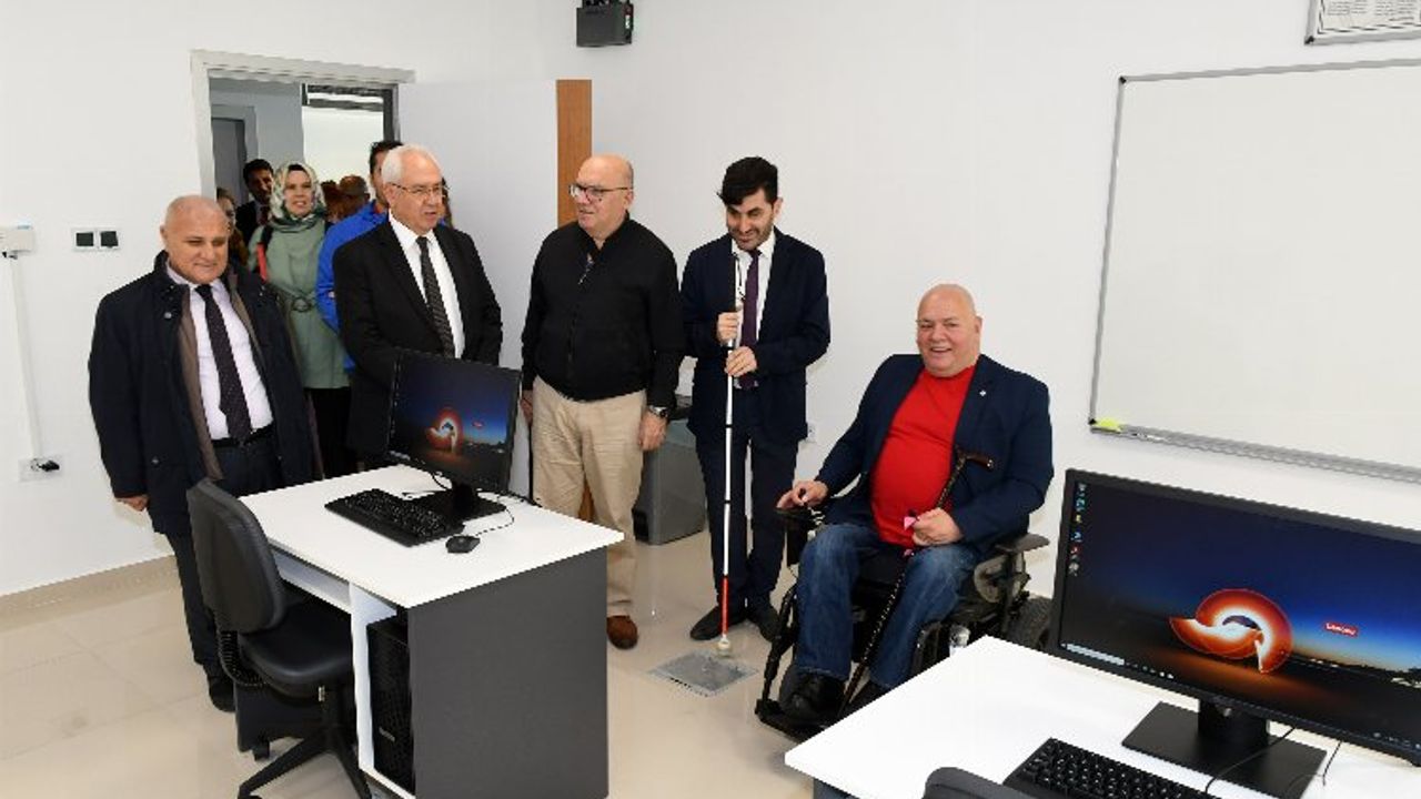 İzmir Karabağlar'da görme engellilere teknolojik laboratuvar