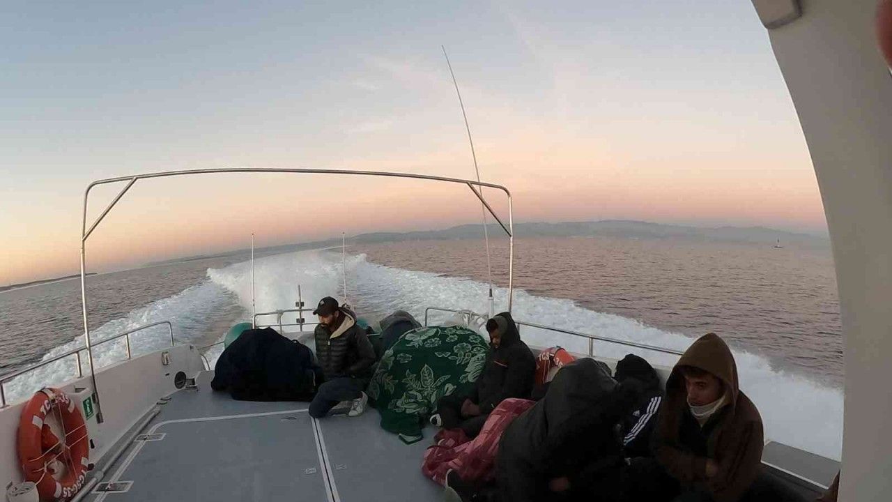 İzmir’de 17 göçmen kurtarıldı