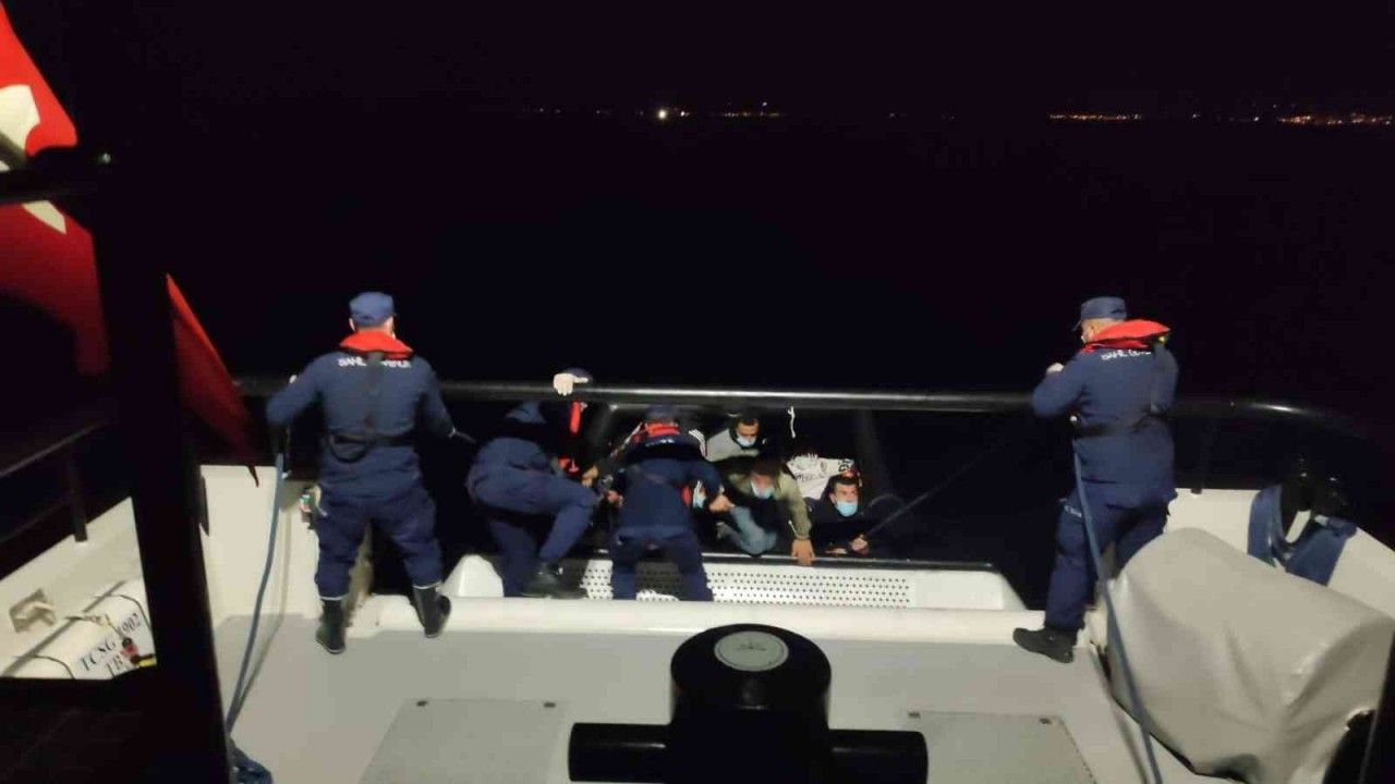 İzmir’de 50 göçmen kurtarıldı, 155 göçmen ve 3 göçmen kaçakçısı şüphelisi yakalandı