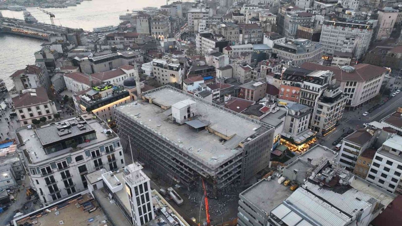Karaköy’deki katlı otoparkın yıkım çalışmaları havadan görüntülendi