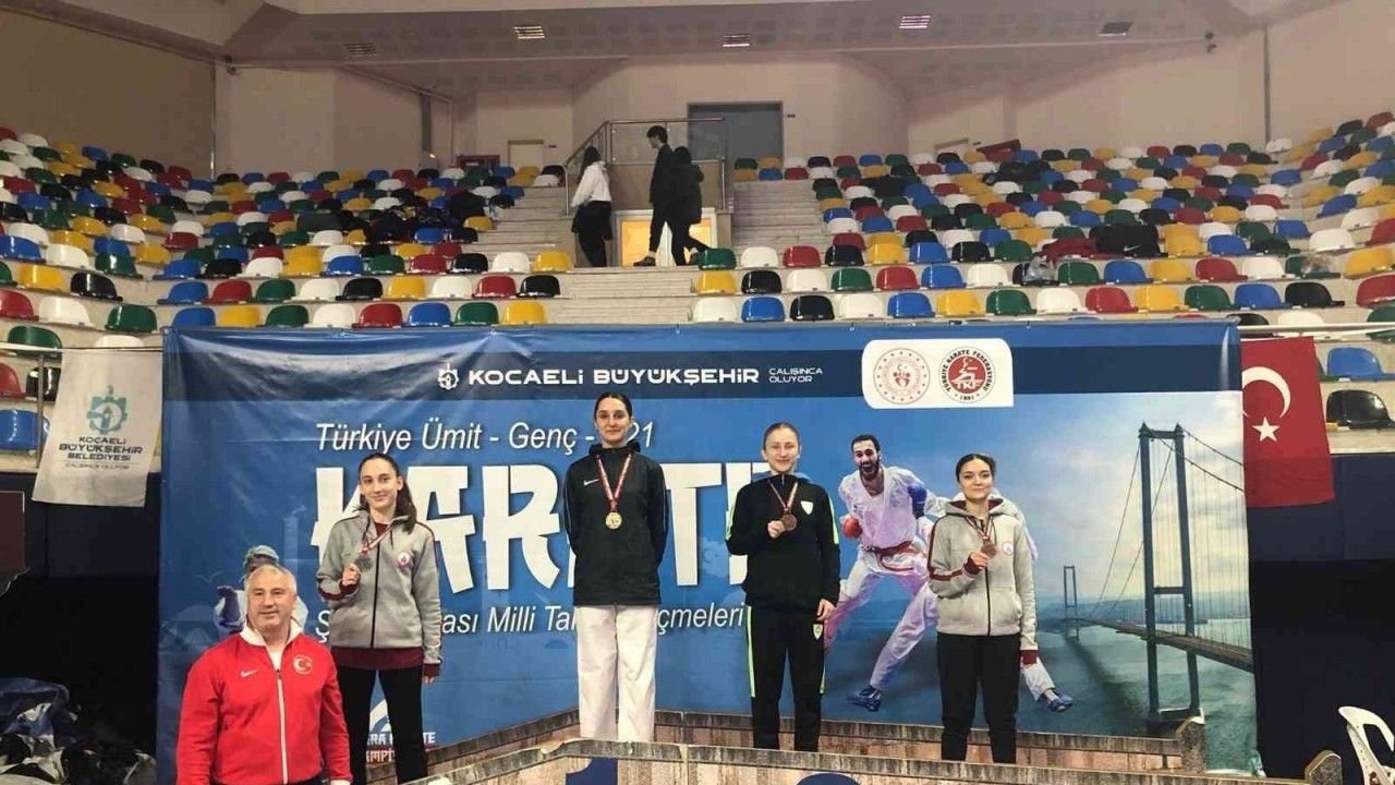 Karatede 2 Türkiye üçüncülüğü