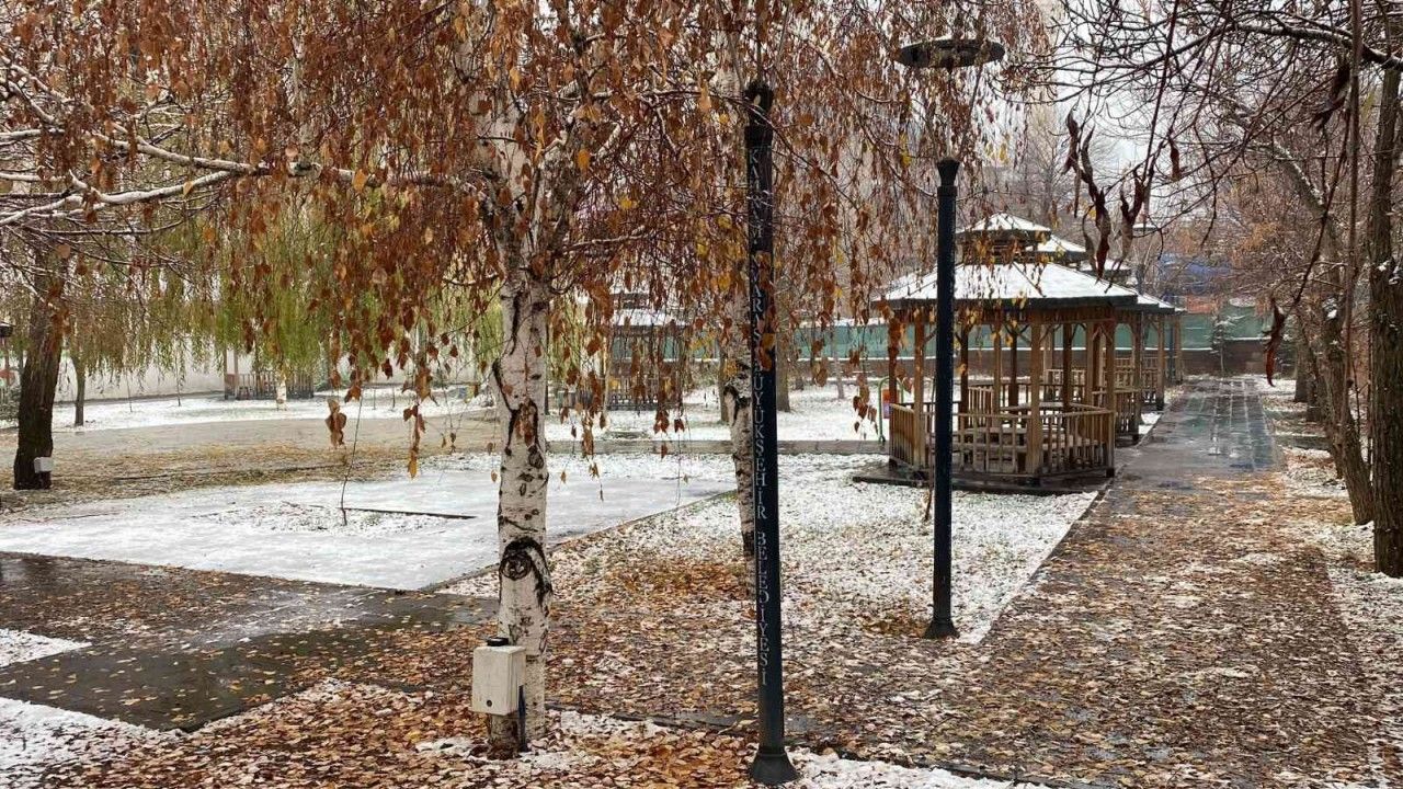 Karlıova’da kar yağışı başladı