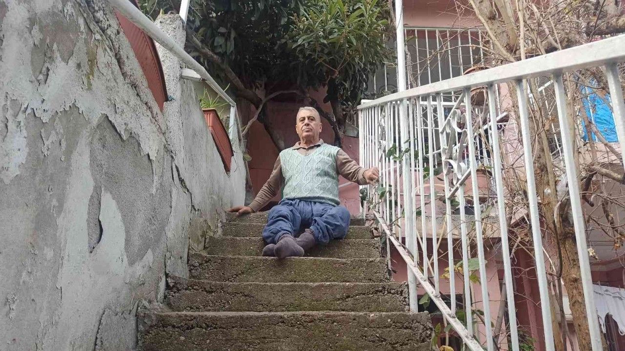 Kaza sonrası belden aşağısı engelli kaldı, 38 yıldır bilek gücüyle merdivenleri çıkıyor