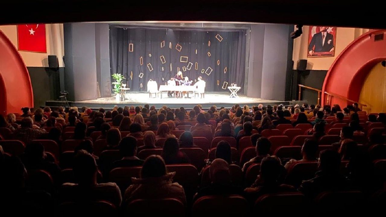 “Kombinasyon” Adana’da seyirciyle buluştu