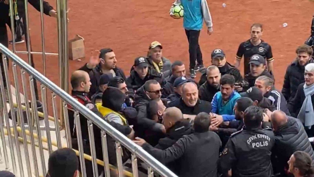Kulüp başkanı sahaya girerek saldırdığı rakip futbolcu ile barıştı