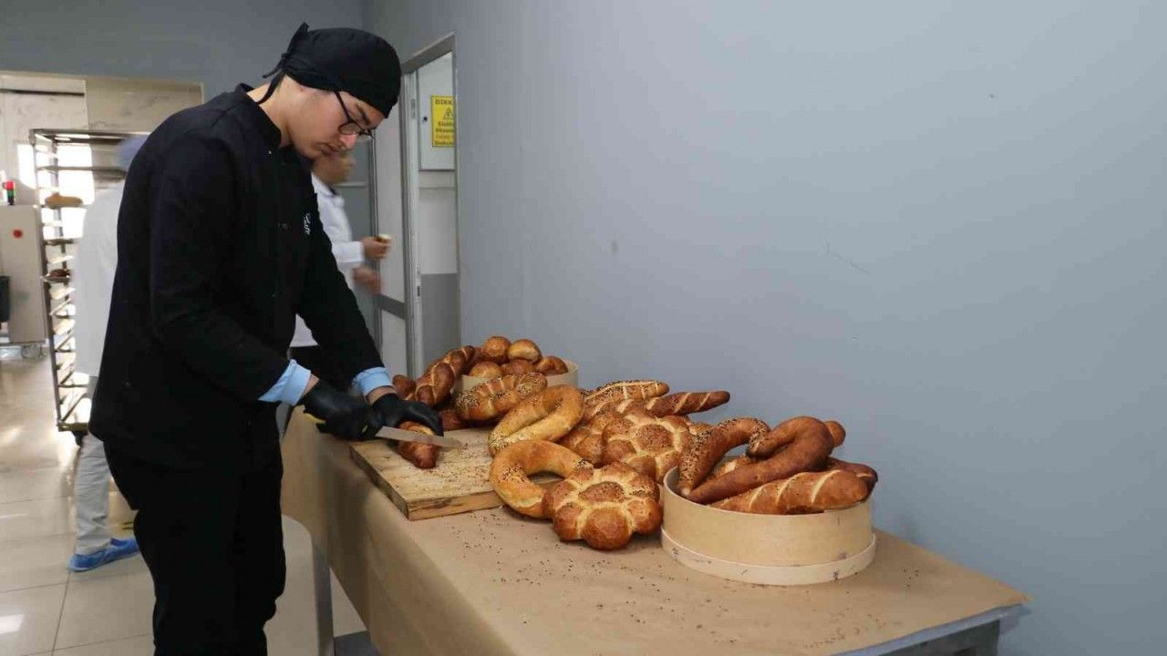 Liseliler hamur teknesinin başına geçti, günde 10 bin ekmek üretecek