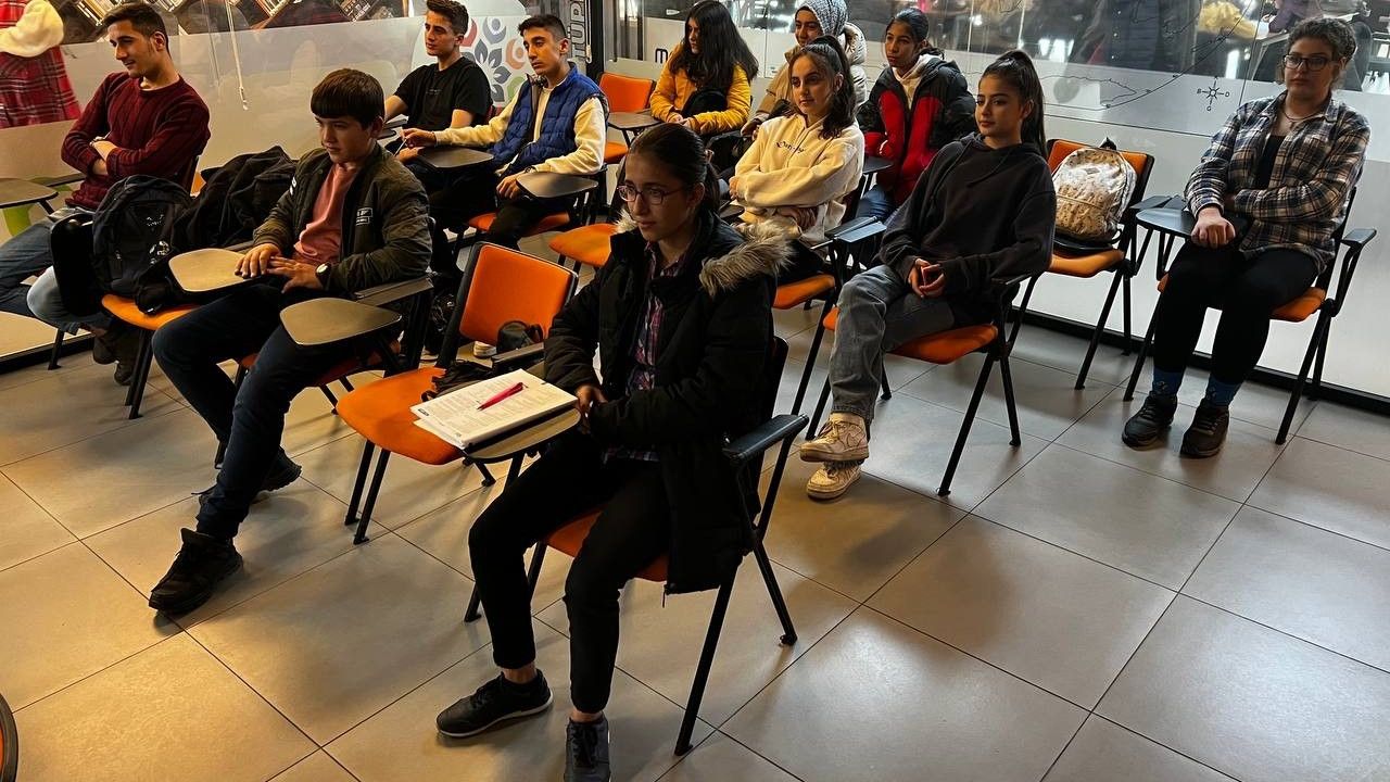 Mardin Büyükşehir Belediyesi Gençlik Merkezinde YKS kursları devam ediyor