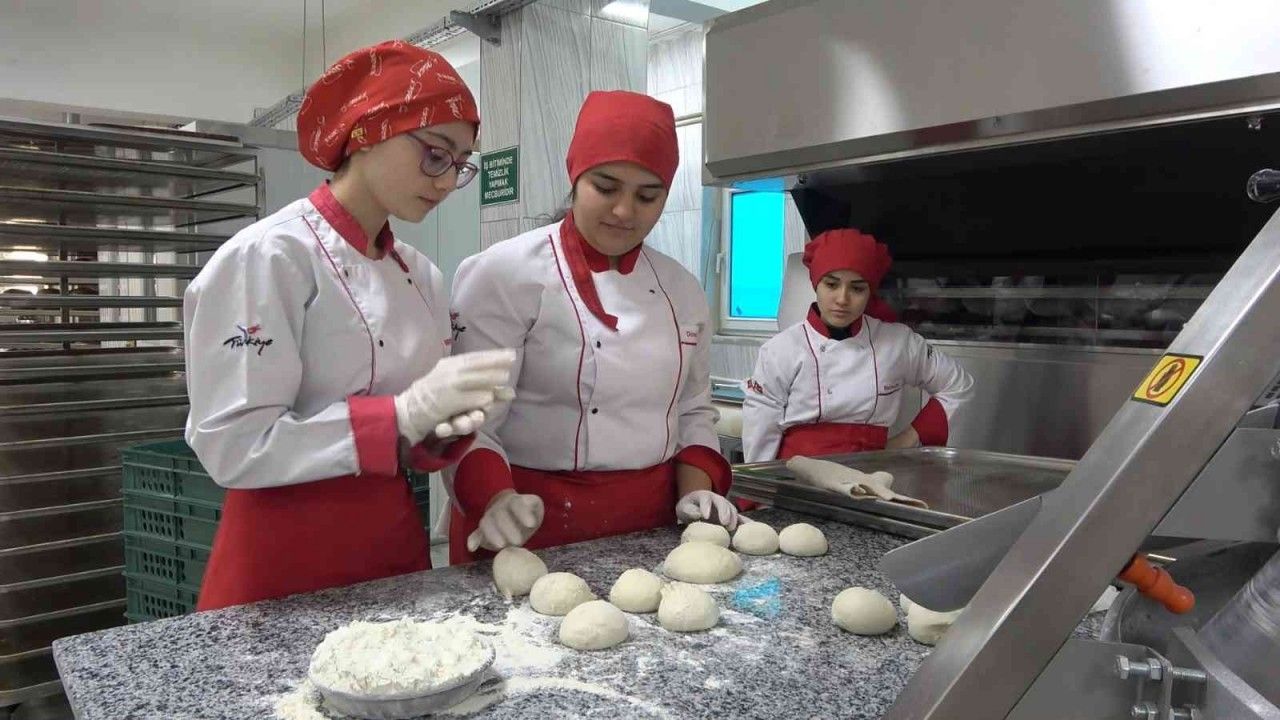 Öğrenciler üretim için fırının başına geçti: 6 dakikada 300 ekmek