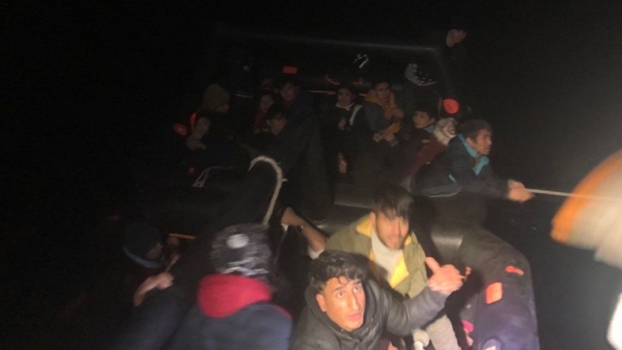 Ölüme terk edilen 34 kaçak göçmeni Sahil Güvenlik kurtardı